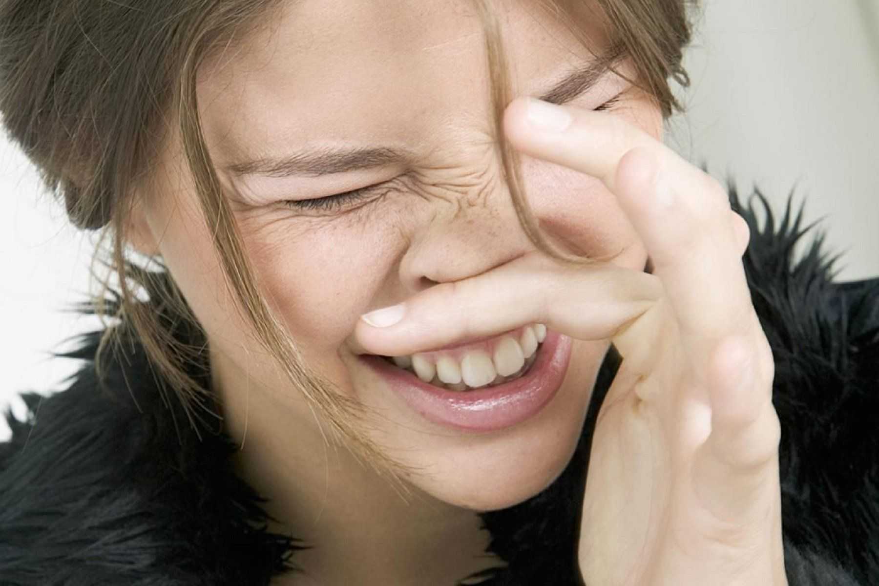 К чему чешется нос - у женщины, у мужчины, приметы