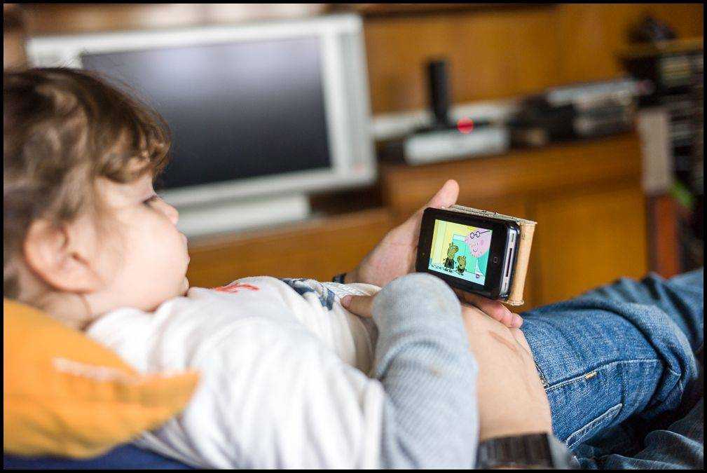 Можно ли грудным детям смотреть телевизор: реальный вред и мифы